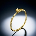 Dettaglio di un bracciale dorato a sfere con design a testa di chiodo e finitura lucida - Oro