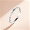 Primer plano de la pulsera de acero inoxidable plateada con grabado de greca griega - Acero (33-E-5)