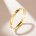 Vista detallada de pulsera de acero bañada en oro 18K con grabado de greca clásica - Dorado (33-E-6)
