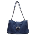 Bolso de hombro denim azul oscuro con hebilla metálica plateada y correa de cadena en blanco - Azul oscuro