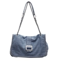 Bolso bandolera de mezclilla azul con cadena plateada y hebilla metálica grande - Azul claro