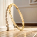 Dettaglio del bracciale esagonale placcato oro 18K con scintillanti pietre di zircone cubico - 4mm di Larghezza / Oro