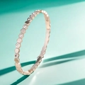 Dettaglio macro del bracciale a nido d'ape in oro rosa con pietre di zircone bianco lucido - 4mm di Larghezza / Color Acciaio