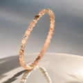 Dettaglio macro dell'anello a nido d'ape in oro 18K con zirconi lucidi incastonati - 4mm di Larghezza / Oro rosa