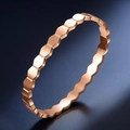 Dettaglio del bracciale rigido in oro rosa con motivo a nido d'ape su pelle blu - Bracciale Nido d'Ape (Oro Rosa)