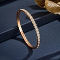Dettaglio del bracciale rigido in oro rosa con fila di zirconi tondi scintillanti - Stile Nido d'Ape Zirconi Oro Rosa (33-E-9)