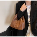Borsa a mano minimalista in ecopelle marrone caramello con morbido design a pieghe - Marrone