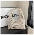 Weiße Punk-Hobo-Tasche mit silbernen Nieten und elegantem Schultergurt im minimalistischen Stil - Cremeweiß