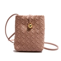 Sac à bandoulière tressé rose pour téléphone avec fermoir boule dorée et lanière fine - Rose