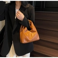 Dettaglio borsa a nuvola in morbida pelle marrone con elegante design a pieghe - Marrone