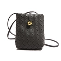 Sac de téléphone tressé gris foncé avec fermoir doré et bandoulière fine - Gris