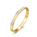 Dettaglio del bracciale in acciaio al titanio dorato con cristalli e cuori incisi - Stile Cuore Oro (32乙-A-6)
