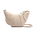 Bolso bandolera de media luna tejido a mano en color crema con cremallera de metal plata - Blanco