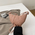 Bolso bandolera de media luna tejido a mano rosa con detalle de nudo en la correa - Rosa
