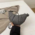 Bolso de mano gris oscuro en cuero trenzado con asa anudada y estilo minimalista - Gris