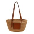 Natürliche Stroh-Tasche mit braunen Ledergriffen und dekorativem quadratischem Lederpatch - Khaki