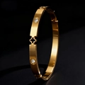 Bracciale rigido dorato in acciaio inossidabile con quadrifoglio intagliato e zirconi - Taglia unica / Bracciale Fiore a Cinque Petali / Oro