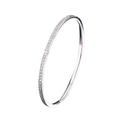 Dettaglio di un bracciale rigido in acciaio al titanio argento con micro-cristalli lucidi - Color Acciaio