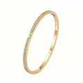 Dettaglio del bracciale in acciaio al titanio dorato con doppia fila di cristalli e chiusura - Oro
