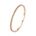 Vista macro dettagliata del bracciale in oro rosa con zirconi brillanti - Oro rosa