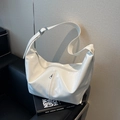 Borsa a spalla hobo bianca in ecopelle lucida con ampia tracolla regolabile - Bianco Sporco