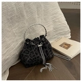 Detail der Bucket Bag mit Leopardenmuster, silbernem Ringgriff und Quastenkette - Einheitsgröße / Schwarz
