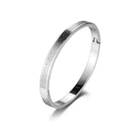 Dettaglio del bracciale rigido in acciaio al titanio con motivo esagonale inciso - Color Acciaio