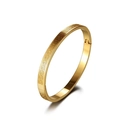 Dettaglio del bracciale in acciaio dorato con motivo esagonale inciso e chiusura - Oro