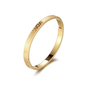 Vista detallada del brazalete de acero inoxidable dorado con motivos geométricos grabados - Dorado