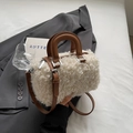 Mini borsa Boston in pelliccia ecologica bianca con manici marroni e dettagli argentati - Bianco