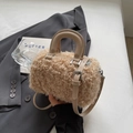 Borsa Boston in pile color cammello chiaro con manici in pelle e tracolla regolabile - Cachi
