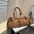 Sac à main punk marron rétro avec texture cuir vintage et pendentifs croix en métal - Marron