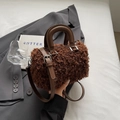 Borsa a bauletto in pile orsetto marrone con manici in pelle e dettagli argentati - caffè