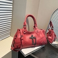 Borsa da moto gotica rosso corallo in pelle con croce nera e dettagli di borchie donna - Rosso