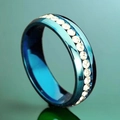 Vista macro dell'anello in acciaio inossidabile blu con cristalli bianchi incastonati - US 7 / Celeste
