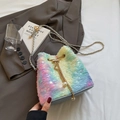Borsa a secchiello in peluche arcobaleno tie-dye con coulisse in perle e paillette - Verde Gradiente