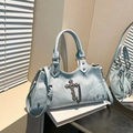 Sac gothique bleu clair avec pendentif croix argenté et détails de rivets en métal - Bleu