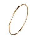 Dettaglio ravvicinato di un bracciale rigido minimalista in acciaio inossidabile dorato - Bracciale Lucido Da 2mm (39-A-6) / Oro