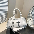Sac bandoulière style motard blanc avec pendentifs croix et chaînes métalliques - Blanc