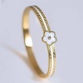 Détail du bracelet en acier doré avec fleur en nacre blanche et cristal étincelant - Blanc (6mm)