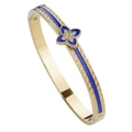Dettaglio del bracciale dorato con quadrifoglio in smalto blu e motivo a greca lucido - Trifoglio Blu Scuro (con Strass)