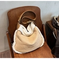 Detail der Hobo-Tasche aus beige Wildleder mit weißen Teddyfell-Akzenten und Griffen - Khaki