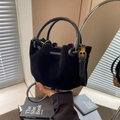 Borsa a secchiello minimalista nera opaca con dettagli dorati e manici tondi - Nero