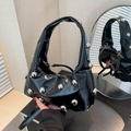 Bolso media luna negro brillante con remaches metálicos plateados y correa ancha - Negro