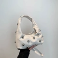 Bolso media luna blanco de piel sintética con cuentas plateadas y correa ajustable - Blanco