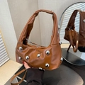 Bolso hobo de cuero marrón con tachuelas plateadas y silueta de nube plisada - Marrón