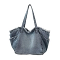Sac fourre-tout en denim bleu délavé vintage avec bords effilochés et poches - Bleu clair