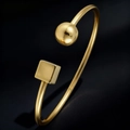 Brazalete abierto de acero inoxidable dorado con extremos de esfera y cubo modernos - Brazalete de Cubo Cuadrado y Bola Redonda / Dorado