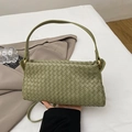 Sac bandoulière en cuir tressé vert herbe avec anneaux dorés et style minimaliste chic - Vert