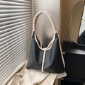 Borsa hobo retrò in ecopelle nera con profili in shearling crema e tracolla larga - Nero